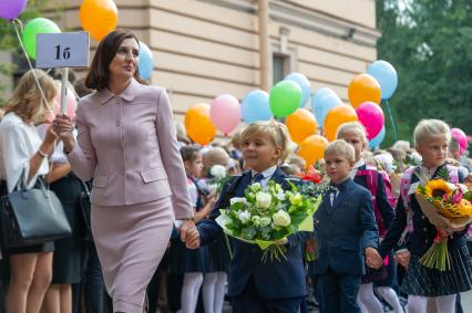 Санкт-Петербург. Первоклассники на торжественной линейке, посвященной Дню знаний первого сентября в Гимназии № 157 имени принцессы Ольденбургской.