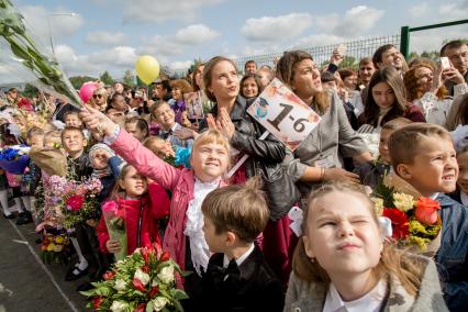 Челябинск.  Торжественная линейка, посвященная дню знаний знаний 1 сентября.