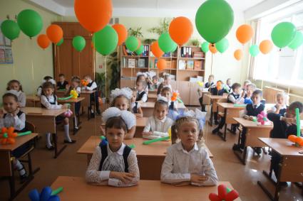 Тольятти. Первоклассники на уроке после торжественной линейки, посвященной Дню знаний в одной из школ города.