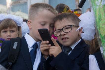 Тольятти. Первоклассники на торжественной линейке, посвященной Дню знаний в одной из школ города.