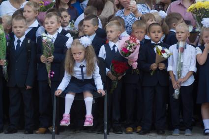 Тольятти. Первоклассники на торжественной линейке, посвященной Дню знаний в одной из школ города.