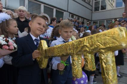 Тольятти. Первоклассники на торжественной линейке, посвященной Дню знаний в одной из школ города.