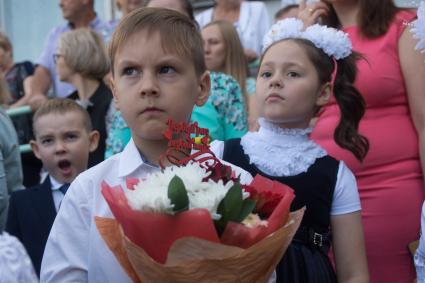 Тольятти. Первоклассники на торжественной линейке, посвященной Дню знаний в одной из школ города.