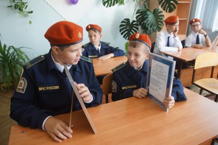 Тольятти. День знаний в кадетском классе МЧС одной из школ города.