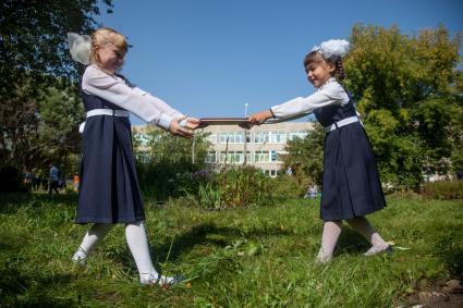 Пермь.   Первоклассницы во время прогулки.