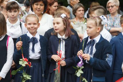 Ставрополь.   Первоклассники на торжественной линейке, посвященной Дню знаний.