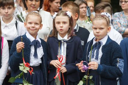 Ставрополь.   Первоклассники на торжественной линейке, посвященной Дню знаний.