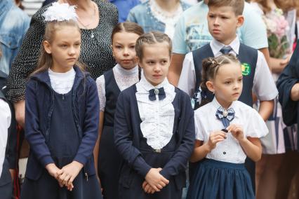 Ставрополь.   Первоклассники на торжественной линейке, посвященной Дню знаний.