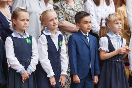 Ставрополь.   Первоклассники на торжественной линейке, посвященной Дню знаний.