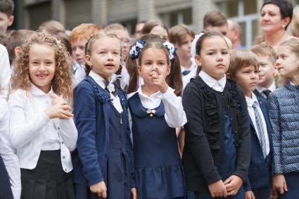 Ставрополь.   Первоклассники на торжественной линейке, посвященной Дню знаний.