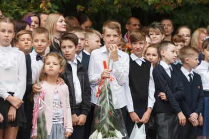 Ставрополь.   Школьники  на торжественной линейке, посвященной Дню знаний.