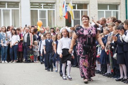 Ставрополь.   Первоклассники на торжественной линейке, посвященной Дню знаний.