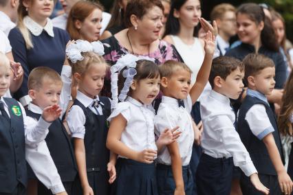 Ставрополь.   Первоклассники на торжественной линейке, посвященной Дню знаний.