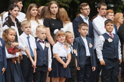 Ставрополь.   Первоклассники на торжественной линейке, посвященной Дню знаний.