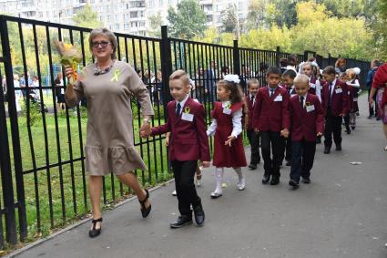 Москва. Первоклассники с учительницей  во время Дня знаний 1 сентября в гимназии #1512.