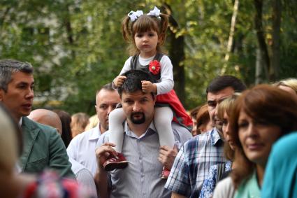 Москва. Родители на торжественной линейке, посвященная Дню знаний 1 сентября в гимназии #1512.