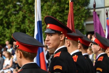 Москва. Торжественная линейка, посвященная Дню знаний 1 сентября в гимназии #1512.