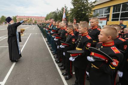 Петергоф. Курсанты во время торжественной линейки, посвященной дню знаний в Кадетском Военном Корпусе.