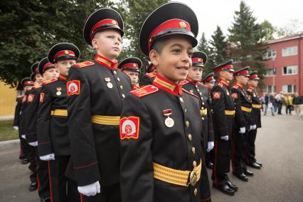 Петергоф. Курсанты во время торжественной линейки, посвященной дню знаний в Кадетском Военном Корпусе.