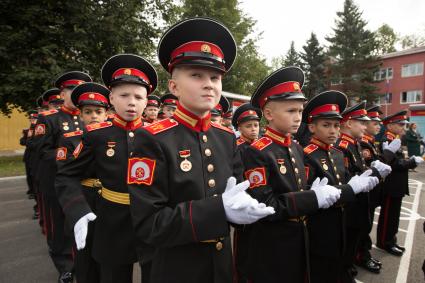 Петергоф. Курсанты во время торжественной линейки, посвященной дню знаний в Кадетском Военном Корпусе.