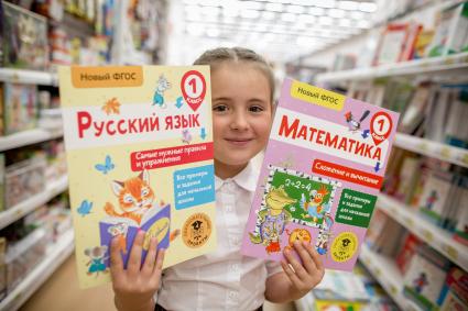 Челябинск. Девочка выбирает школьные принадлежности в магазине.