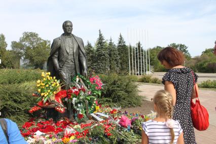 Украина, Донецк. Горожане приносят цветы к памятнику певца Иосифа Кобзона в память о нем.