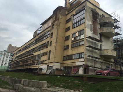 Москва. Вид на дом-коммуну на Гоголевском бульваре, 8, построенного в стиле конструктивизма.