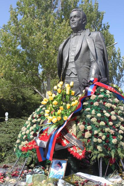 Украина, Донецк. Горожане приносят цветы к памятнику певца Иосифа Кобзона в память о нем.