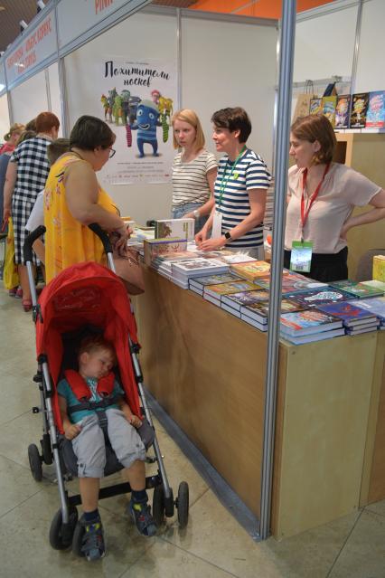 Москва. Посетители на открытии 31-й Московской международной книжной выставки-ярмарки в павильоне 75 на ВДНХ.