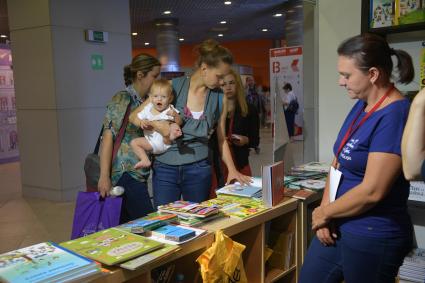 Москва. Посетители на открытии 31-й Московской международной книжной выставки-ярмарки в павильоне 75 на ВДНХ.