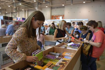 Москва. Посетители на открытии 31-й Московской международной книжной выставки-ярмарки в павильоне 75 на ВДНХ.