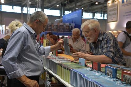 Москва. Посетители на открытии 31-й Московской международной книжной выставки-ярмарки в павильоне 75 на ВДНХ.