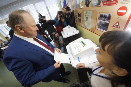 Екатеринбург. Свердловская область. Полномочный представитель президента в УрФО Николай Цуканов на избирательном участке во время выборов депутатов городскую думу Екатеринбурга