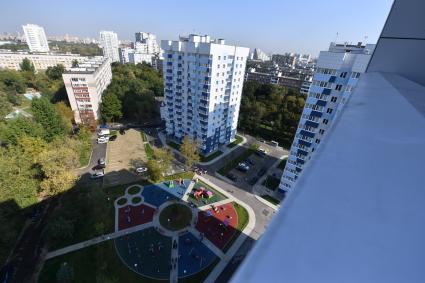 Москва. Детская площадка во дворе  нового дома, построенного  по программе реновации на Судостроительной улице.