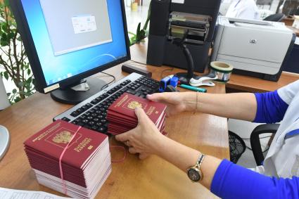 Москва. Проверка биометрических паспортов граждан РФ в Московской типографи филиала АО `Гознак`.