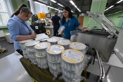 Москва. Изготовление акцизных марок для алкогольной продукции в объединенном печатном цехе Московской типографи филиала АО `Гознак`.