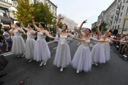 Москва. Выступление артистов балета  во время праздничных мероприятий в честь Дня города на Тверской улице.