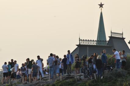 Москва. Горожане на территории природно-ландшафтного парка `Зарядье`во время праздничных мероприятий в честь Дня города.