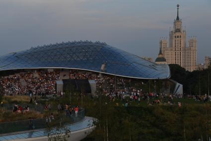 Москва. Горожане на территории природно-ландшафтного парка `Зарядье`во время праздничных мероприятий в честь Дня города.