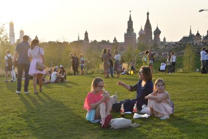 Москва. Горожане отдыхают  на территории природно-ландшафтного парка `Зарядье`во время праздничных мероприятий в честь Дня города.