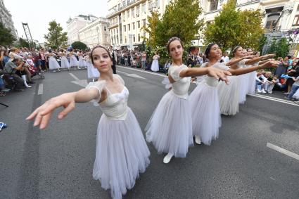 Москва. Выступление артистов балета  во время праздничных мероприятий в честь Дня города на Тверской улице.