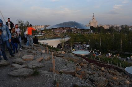 Москва. Горожане на территории природно-ландшафтного парка `Зарядье`во время праздничных мероприятий в честь Дня города.