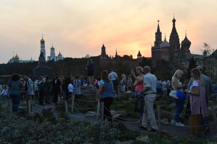 Москва. Горожане на территории природно-ландшафтного парка `Зарядье`во время праздничных мероприятий в честь Дня города.