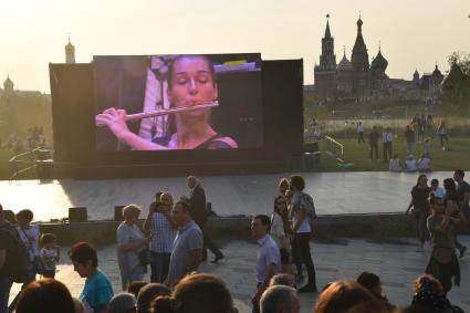 Москва. Открытие Московского концертного зала `Зарядье`на территории природно-ландшафтного парка во время праздничных мероприятий в честь Дня города.