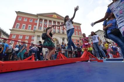 Москва.  Во время праздничных мероприятий в честь Дня города на Тверской улице.