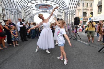 Москва. Выступление артистов балета  во время праздничных мероприятий в честь Дня города на Тверской улице.