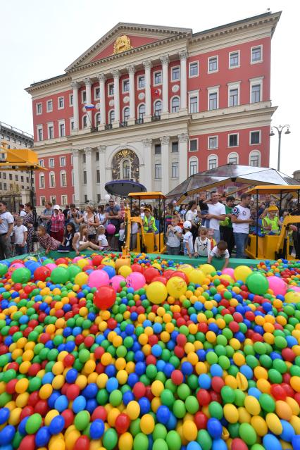 Москва.  Во время праздничных мероприятий в честь Дня города на Тверской улице.