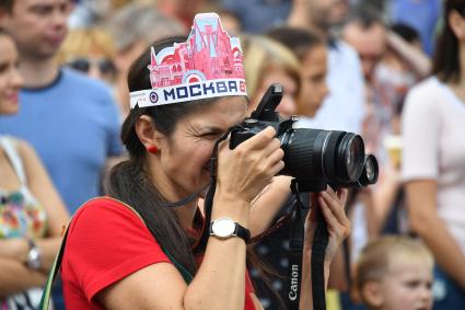 Москва. Женщина фотографирует во время праздничных мероприятий в честь Дня города на Тверской улице.