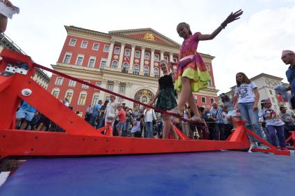 Москва.  Во время праздничных мероприятий в честь Дня города на Тверской улице.