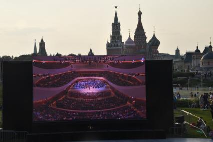 Москва. Открытие Московского концертного зала `Зарядье`на территории природно-ландшафтного парка во время праздничных мероприятий в честь Дня города.